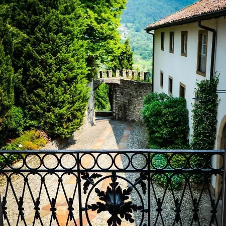 Castello Degli Angeli Pensión *